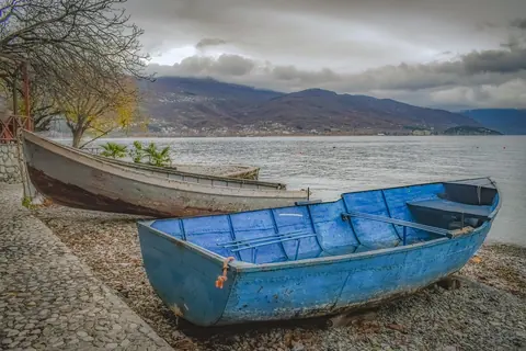 Noord-Macedonië: boats, beach, lake, morning