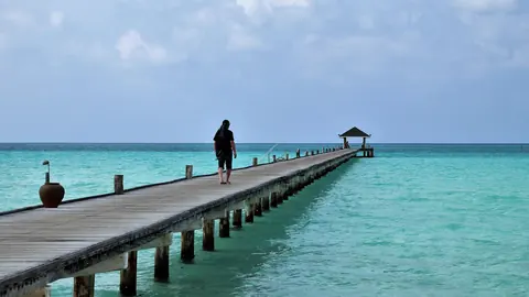Maldiven: the pier, paradise, maldives, blue water