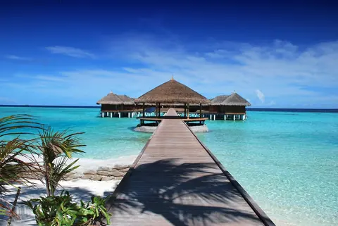 Maldiven: beach, resort, jetty, pier