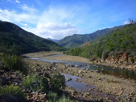 Nieuw-Caledonië: new caledonia, landscape riverbed, sky clouds, water